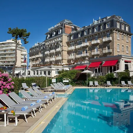 호텔 오텔 바리에르 르 루아얄 라볼르