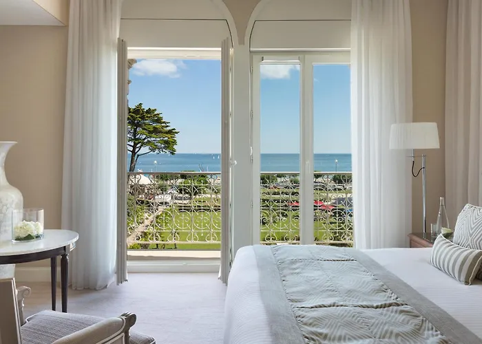 ホテル Barriere Le Royal 5*